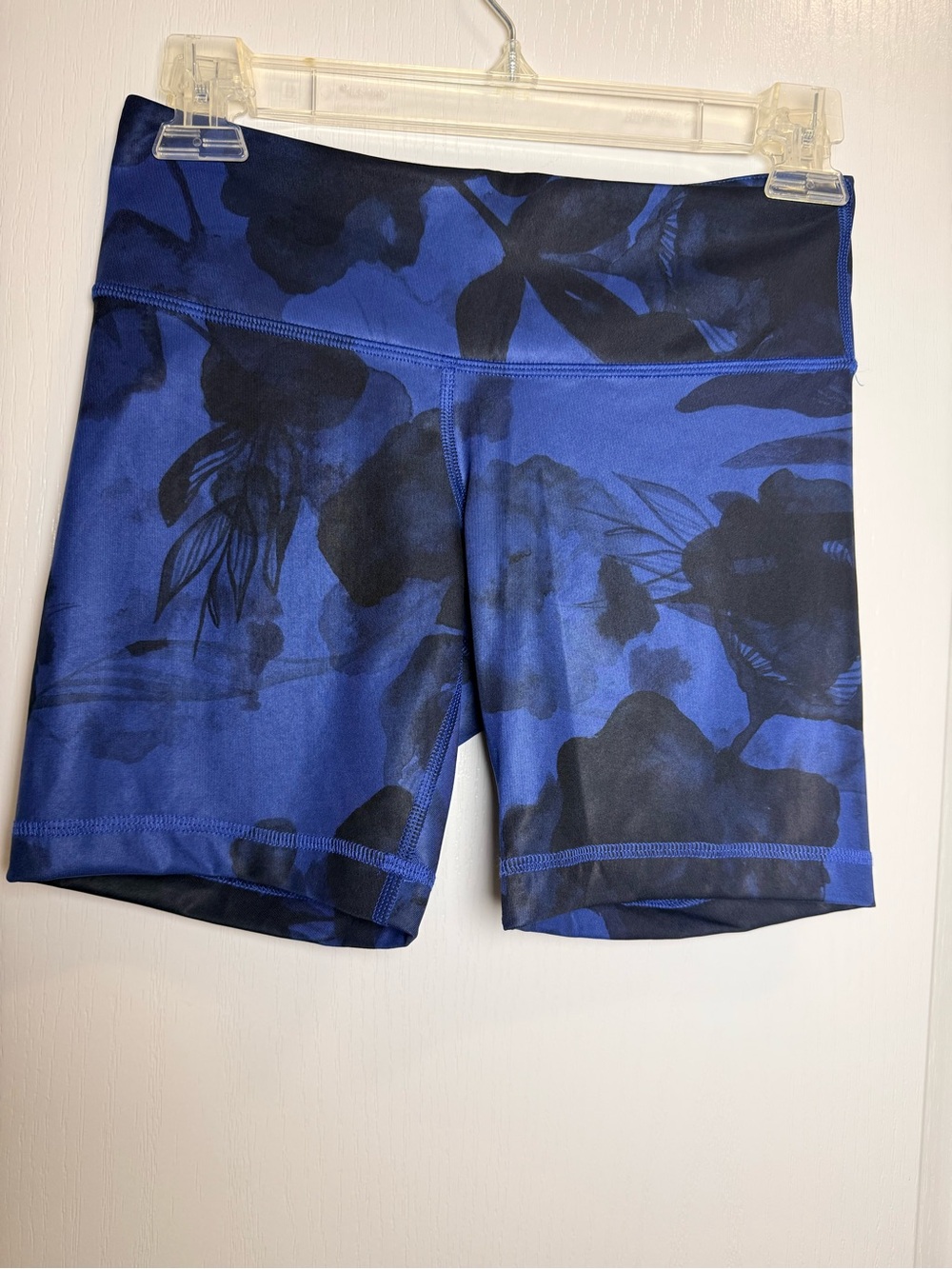 Lululemon Blue Black Floral High Rise Bike Shorts Women’s size 4